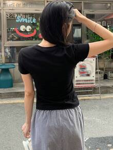 DAZY Camiseta casual de mujer de manga corta con cuello redondo y estampado de lazo - Negro - Ver 3