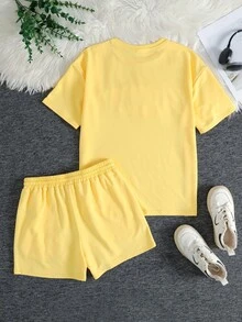 SHEIN Bộ đồ 2 món cho bé gái và thiếu niên, màu xám, chất liệu dệt kim, dáng rộng, in khẩu hiệu tiếng Anh Mỹ, cổ tròn, tay ngắn và quần short in họa tiết, thích hợp cho mùa hè và thể thao đường phố. - Màu vàng - Xem 2