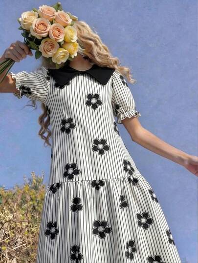 Vestido de niña de color blanco crema, con un gran cuello Peter Pan negro que le da un toque retro y dulce, con un estampado de lazos verticales por todo el vestido, de estilo fresco y alegre, con mangas abullonadas y una falda con volantes que le da una silueta favorecedora. Se puede combinar con zapatos de cuero negros y calcetines blancos, adecuado para salidas diarias y citas, con un estilo juvenil y relajado.