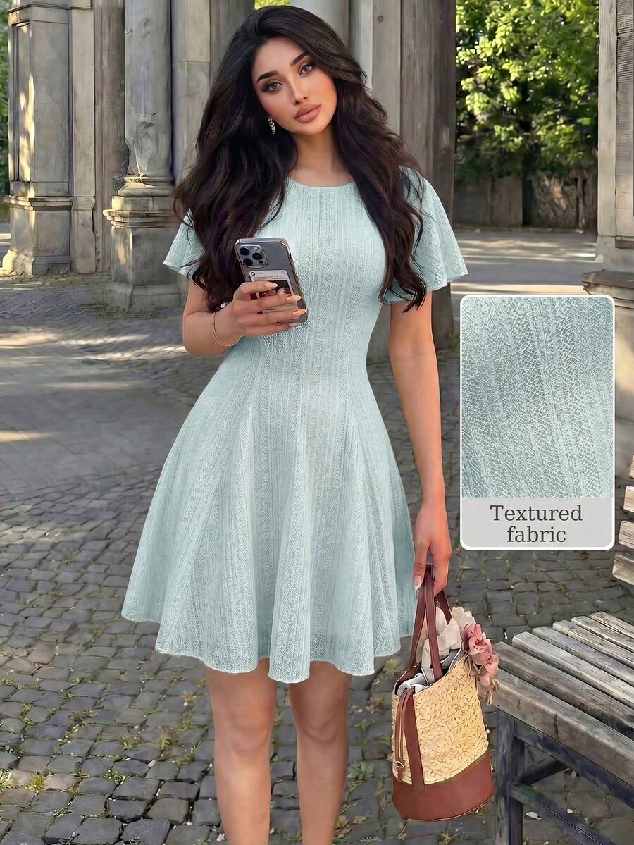 Modelyn 女款淡黃色紋理迷你洋裝,優雅圓領荷葉袖 A 字版型,透氣輕盈收腰傘裙,適合早午餐穿著 - 淺藍色 - 查看 1