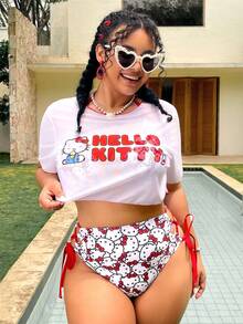 Swim Mod HELLO KITTY AND FRIENDS | SHEIN 大码女式甜美沙滩度假随机印花挂脖系带比基尼套装，含网纱短袖上衣，三件套 - 彩色 - 查看 1