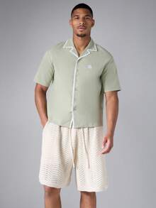 SUMWON Camisa de cuello de campamento de manga corta con ribete y tubería de contraste y logotipo bordado, para vacaciones de verano - Verde - Ver 4