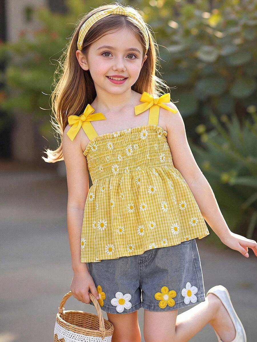 SHEIN Elladie kids 两件套女童清新甜美黄色格子雏菊印花吊带背心搭配浅蓝色牛仔短裤。上衣采用黄白格子面料,饰以雏菊印花,配有可调节细肩带,可系成蝴蝶结。下装为浅蓝色牛仔短裤,饰有与上衣相呼应的3D雏菊刺绣细节。这款轻盈舒适的套装非常适合夏季派对、日常出行、户外活动和野餐。2026春夏时尚。 - 黃色 - 查看 1