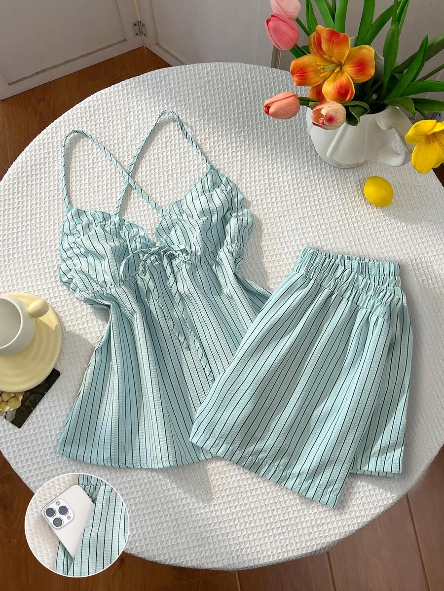 Sweetra Bộ đồ sọc xanh phong cách nghỉ mát biển Mỹ gợi cảm, áo yếm chéo cổ kết hợp với quần short ống đứng ôm sát, tạo nên vẻ ngoài sành điệu mùa hè. - Màu xanh lam - Xem 1