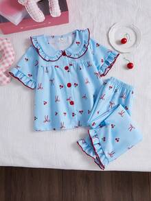 Genkimix Kids Bộ 2 món đồ mặc nhà bé gái chập chững thanh lịch thường ngày, áo tay ngắn cổ bèo ngọt ngào và quần dài màu xanh nhạt in họa tiết anh đào nhỏ và nơ dễ thương, chất vải mềm mịn cho mùa xuân hè, pijama bé gái, đồ ngủ trẻ em ấm áp - Màu xanh nhạt - Xem 1
