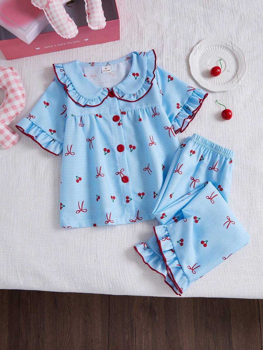 Genkimix Kids Bộ 2 món đồ mặc nhà bé gái chập chững thanh lịch thường ngày, áo tay ngắn cổ bèo ngọt ngào và quần dài màu xanh nhạt in họa tiết anh đào nhỏ và nơ dễ thương, chất vải mềm mịn cho mùa xuân hè, pijama bé gái, đồ ngủ trẻ em ấm áp - Màu xanh nhạt - Xem 1