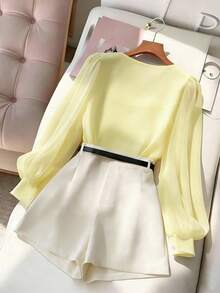 SHEIN LUNE 米色长袖衬衫搭配酒红色短裤和黑色腰带，打造女士日常通勤百搭浪漫约会造型，优雅时尚情人节穿搭 - 淡黃色 - 查看 2