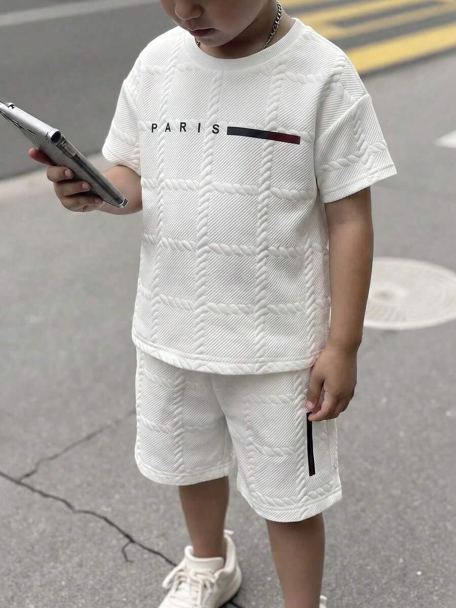 SHEIN Genkimix Kids 2件組男孩夏季套裝,白色紋理字母印花短袖T恤+配套寬鬆短褲,休閒童裝,適合上學、運動、外出 - 白色 - 查看 1