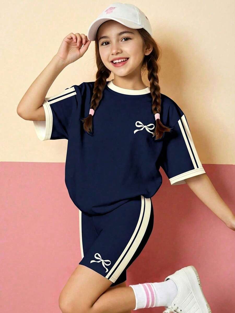 海军蓝条纹迷你蝴蝶结印花少女休闲简约舒适圆领宽松短袖T恤搭配修身骑行短裤套装,适合日常穿着、街头风、外出、居家、度假、运动、返校、春夏等场合。 - 白色 - 查看 1