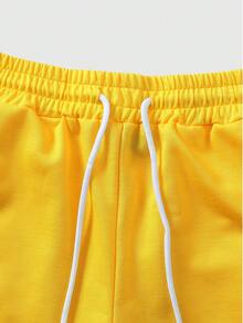 Manfinity Roghcode Celana Pendek Olahraga Pria Warna Kuning untuk Musim Panas, Gaya Blok Warna Brasil, Gaya Khas Olahraga & Santai, Logo Merek Sepak Bola dengan Tema Personalisasi - Kuning - View 5