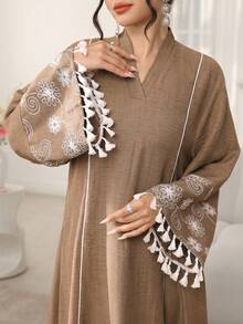 Al Najma Áo tunic dáng rộng, thoải mái, kiểu retro, thêu họa tiết tua rua ở tay áo và váy dài truyền thống dành cho nữ. - màu nâu - Xem 1