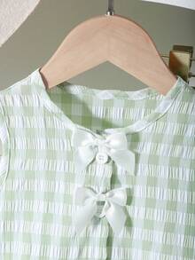 SHEIN Vintaside Kids 这款女童时尚碎花两件套，饰有黄色丝带蝴蝶结，格纹碎花上衣带有荷叶边下摆，搭配休闲印花长裤，适合可爱甜美的女孩，展现乡村风格，舒适百搭，适合春夏日常穿着、上学、度假、参加派对等场合。 - 綠色 - 查看 6