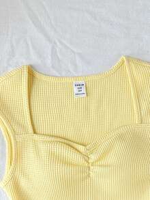 SHEIN Áo thun nữ tuổi teen kiểu dáng preppy, xếp ly ngực, thời trang Y2K, phù hợp cho kỳ nghỉ hè, đi học, dã ngoại gia đình, mặc hàng ngày, áo ngắn tay màu vàng ôm sát. - Màu vàng - Xem 2