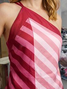 Nöista Top halter a rayas con tirantes plateados ajustables y un lazo en la espalda con cierre de moño para un ajuste personalizable. Primavera, verano, mujer. - Rosa - Ver 3