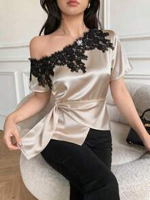 Celisse Áo kiểu satin màu mơ nhạt thanh lịch với đường viền cổ không đối xứng và viền ren. Chiếc áo thun tay ngắn, vạt áo không đối xứng này có phom dáng thon gọn và tôn dáng, là lựa chọn thời trang và đa năng cho cả công sở và thường ngày. Mùa hè - Rượu sâm banh - Xem 3