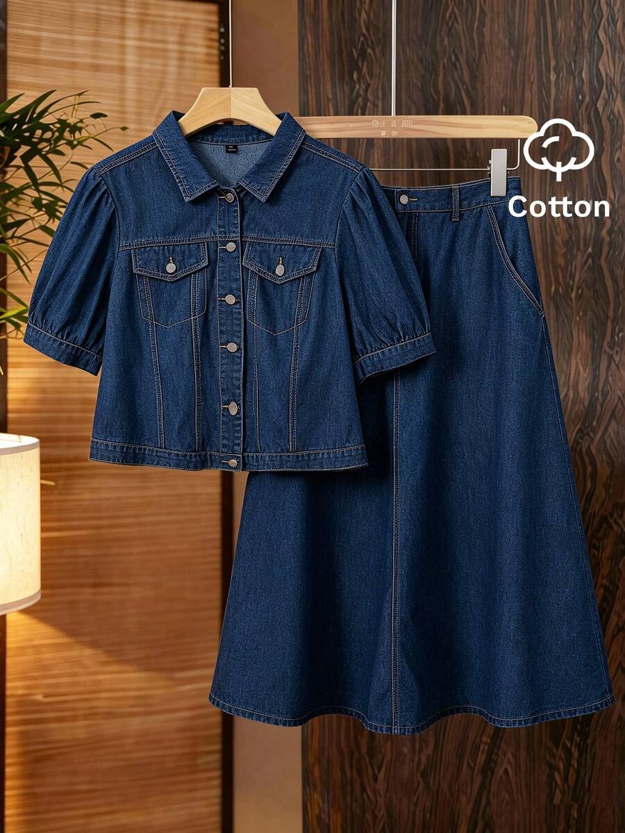 Modelyn CURVE 大码夏季休闲衬衫牛仔裙两件套，适合夏季嘉年华、通勤、度假、毕业典礼等场合，时尚百变，可爱街头风，性感派对婚礼，优雅商务休闲女装，海滩毕业季时尚大码牛仔外套，短款泡泡袖，纽扣细节，经典牛仔单品；大码深色水洗牛仔短款外套，短袖翻领，胸前口袋，日常休闲两件套牛仔套装 - 藍色 - 查看 1