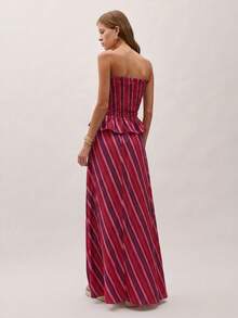 Conjunto coordinado de dos piezas con diseño sin tirantes y hombros descubiertos, con rayas, que incluye un top fruncido con detalle de volantes y una falda fluida.Perfecto para el verano, v - Burdeos - Ver 2