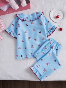 Genkimix Kids Bộ 2 món đồ mặc nhà bé gái chập chững thanh lịch thường ngày, áo tay ngắn cổ bèo ngọt ngào và quần dài màu xanh nhạt in họa tiết anh đào nhỏ và nơ dễ thương, chất vải mềm mịn cho mùa xuân hè, pijama bé gái, đồ ngủ trẻ em ấm áp - Màu xanh nhạt - Xem 7