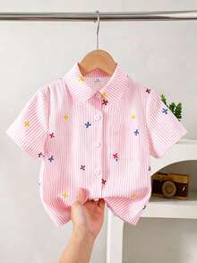 SHEIN Elladie kids 女童粉白条纹彩色蝴蝶结印花短袖衬衫。经典的粉白竖条纹泡泡纱面料，搭配数码印花彩色蝴蝶结图案，以及尖领和胸袋设计。轻盈的面料让孩子全天穿着舒适；适合可爱女孩的休闲穿着。甜美俏皮的款式，适合上学、日常出行、派对、日常穿搭、海岛风情、海滩周末、夏季穿着。 - 粉色 - 查看 5