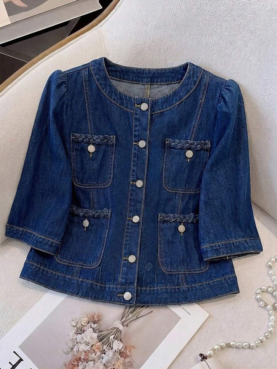 SHEIN MOD 大码女式圆领单排扣休闲百搭牛仔外套,适合日常穿着,夏季嘉年华、通勤、度假、毕业典礼等场合,时尚又充满Y2K风格,可爱街头风,适合派对、婚礼、商务休闲、海滩等各种场合。这款女式牛仔圆领外套饰有编织滚边,七分袖,纽扣前襟,休闲百搭。 - 藍色 - 查看 1