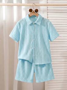 SHEIN Streecool Kids 这款男童三件套针织竖条纹短袖衬衫搭配休闲短裤，采用混纺面料，亲肤透气。衬衫采用多色竖条纹设计，配有小翻领和短袖；短裤采用松紧腰带。休闲度假风，适合日常穿着、幼儿园、海滩旅行等场合。可整套穿着，也可分开搭配，打造阳光活力的儿童造型，是时尚的返校套装。 - 彩色 - 查看 5