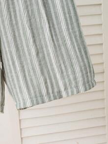SHEIN Bộ 2 món cho bé trai tuổi teen, áo sơ mi ngắn tay màu trơn mềm mại phối cùng quần short dệt sọc jacquard, chất liệu thoải mái, kiểu dáng thời trang, hàng mới về mùa xuân/hè, phù hợp cho nhiều mùa và dịp. - Nhiều màu - Xem 4