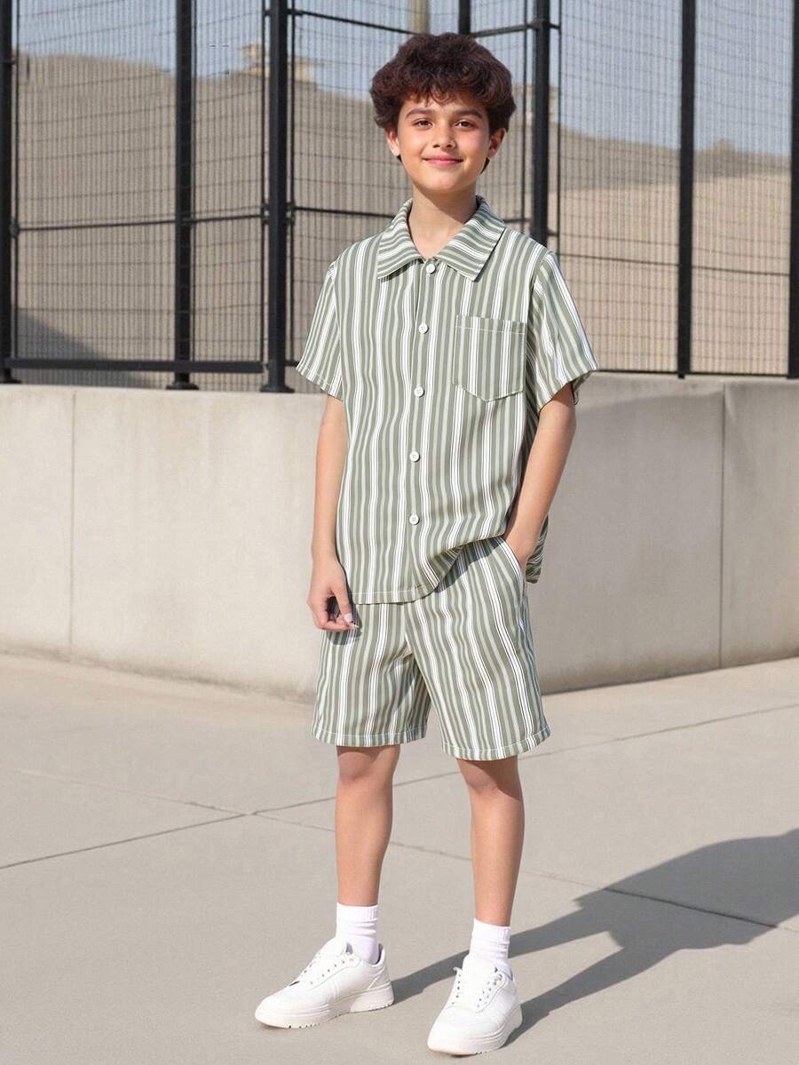 SHEIN Bộ 2 món cho bé trai tuổi teen, áo sơ mi ngắn tay màu trơn mềm mại phối cùng quần short dệt sọc jacquard, chất liệu thoải mái, kiểu dáng thời trang, hàng mới về mùa xuân/hè, phù hợp cho nhiều mùa và dịp. - Nhiều màu - Xem 1