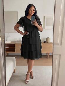 SHEIN Lady CURVE Vestido casual de verano multicapa con cuello redondo, manga acampanada y volante en el bajo, talla grande y unicolor - Negro - Ver 4