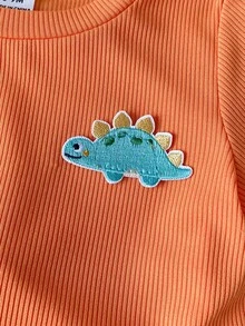SHEIN Playful Pals 2件組男嬰卡通恐龍刺繡字母深橘色T恤搭配白色印花短褲，柔軟羅紋針織夏季休閒可愛套裝，適合海灘度假 - 橘色 - 查看 4