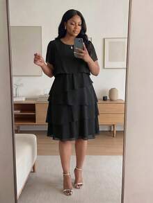 SHEIN Lady CURVE Vestido casual de verano multicapa con cuello redondo, manga acampanada y volante en el bajo, talla grande y unicolor - Negro - Ver 7