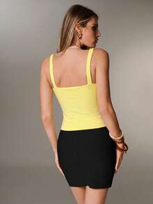 Nuvra Top corto con busto fruncido de doble capa y cuello cuadrado, camiseta sin mangas ajustada que moldea la cintura para mujer - Amarillo claro - Ver 2