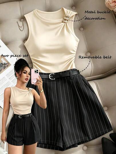 SHEIN Franclia Conjunto de 2 piezas para mujer: Top sin mangas de cuello redondo con decoración metálica en el cuello izquierdo y los puños, lados fruncidos elásticos; Pantalones cortos tejidos de cintura alta a rayas con acento de cinturón de cuero negro, moda minimalista casual