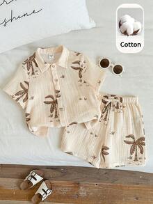 SHEIN 2 piezas Conjunto de camisa de crepé con estampado de árbol de coco para niño pequeño en verano, conjunto de vacaciones, conjunto de verano para bebé y niño pequeño - Multicolor - Ver 1