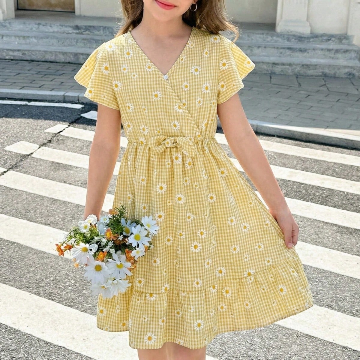 Vestido corto de manga corta con cuello en V, volantes en las mangas, cinturón y estampado floral verde para niña preadolescente