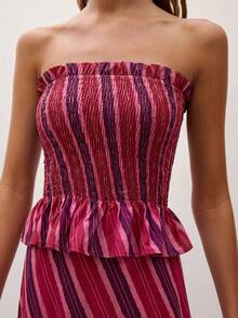 Conjunto coordinado de dos piezas con diseño sin tirantes y hombros descubiertos, con rayas, que incluye un top fruncido con detalle de volantes y una falda fluida.Perfecto para el verano, v - Burdeos - Ver 6