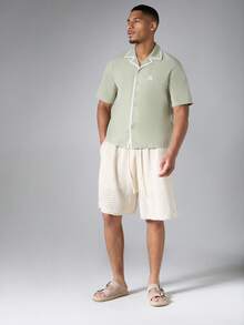 SUMWON Camisa de cuello de campamento de manga corta con ribete y tubería de contraste y logotipo bordado, para vacaciones de verano - Verde - Ver 3