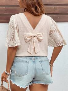 Reflora T-shirt pour femmes grande taille, t-shirt en tricot élégant et extensible avec design de col en V dans le dos et nœud papillon, t-shirt romantique pour l'été - Nude - Voir 2