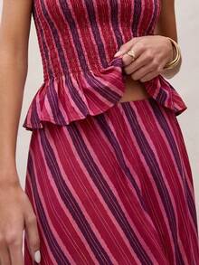Conjunto coordinado de dos piezas con diseño sin tirantes y hombros descubiertos, con rayas, que incluye un top fruncido con detalle de volantes y una falda fluida.Perfecto para el verano, v - Burdeos - Ver 8