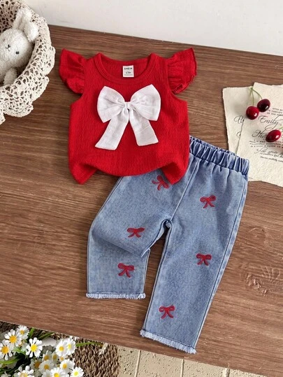 SHEIN Bộ 2 món áo vest cổ tròn tay phồng màu đỏ trơn cho bé gái, điểm nhấn là nơ 3D màu trắng, kết hợp với quần ống loe denim thêu hình bướm, phong cách thời trang thường ngày ngọt ngào dễ thương, chất liệu vải dệt kim jacquard mềm mại, đa năng cho các hoạt động ngoài trời, tụ họp trong nhà, tiệc tùng, du lịch và chụp ảnh.