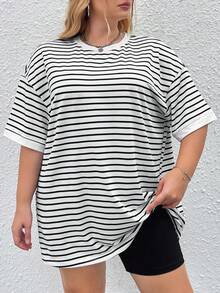 SHEIN CURVE+ Camiseta suelta de hombros caídos a rayas de verano para tallas grandes - Blanco y Negro - Ver 3
