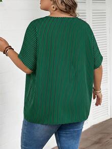 SHEIN CURVE+ 大码条纹印花V领前开襟纽扣休闲短袖衬衫，适合夏季/乡村/海滩度假穿着/海滩装/沙滩服饰 - 墨綠色 - 查看 2