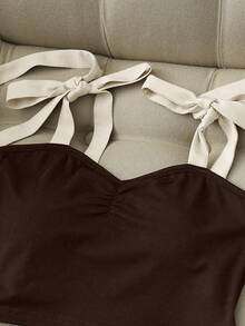 Franclia Bộ đồ hè mới gợi cảm gồm áo hai dây, áo croptop xếp ly phía trước thắt nơ phối màu tương phản và quần short kaki, trang phục 2 mảnh cho nữ mùa xuân/hè, bộ đồ thường ngày, thích hợp cho kỳ nghỉ, hẹn hò. - màu nâu - Xem 4
