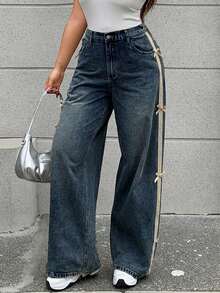 Dazy Plus Jeans de pierna ancha y suelta con parches de color contrastante y decoración de lazo de cinta, adecuados para todas las estaciones - Azul lavado medio - Ver 4