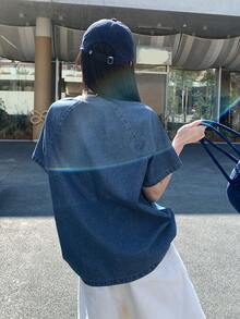 DAZY 女士夏季V领宽松字母刺绣牛仔套头衫 - 中等水洗藍 - 查看 4