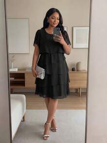 SHEIN Lady CURVE Vestido casual de verano multicapa con cuello redondo, manga acampanada y volante en el bajo, talla grande y unicolor - Negro - Ver 5