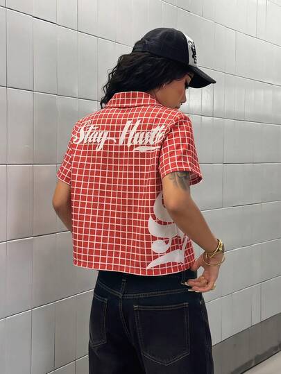 Red Plaid Short-Sleeve Shirt For Teen Girls With Letter Prints, Cropped Cut, Cool Street Style, Casual And Fashionable, Perfect For Daily Outings And Casual Travel Wear.