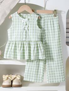 SHEIN Vintaside Kids 这款女童时尚碎花两件套，饰有黄色丝带蝴蝶结，格纹碎花上衣带有荷叶边下摆，搭配休闲印花长裤，适合可爱甜美的女孩，展现乡村风格，舒适百搭，适合春夏日常穿着、上学、度假、参加派对等场合。 - 綠色 - 查看 4