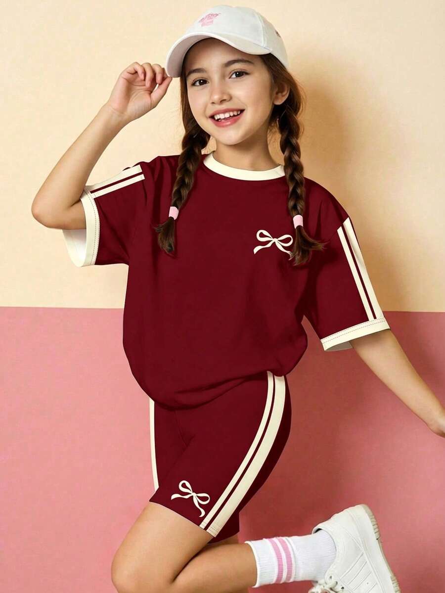 Conjunto de camiseta de manga corta holgada de cuello redondo y mallas tipo shorts ajustados para niña preadolescente, con estampado de mini lazos y rayas de contraste en rojo, de estilo minimalista y cómodo, adecuado para uso diario, estilo callejero, salidas, hogar, vacaciones, deportes, regreso a clases, primavera y verano - Blanco - Ver 1