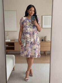 SHEIN Lady CURVE 大码女式碎花圆领荷叶袖时尚连衣裙 - 彩色 - 查看 4
