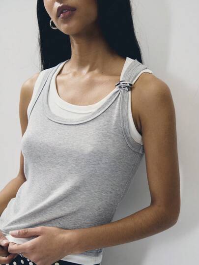 Nöista Dos tops acanalados en blanco y gris, con un anillo de plata decorativo en la correa. Perfecto para viajes, días casuales, vacaciones en la playa, tardes junto a la piscina, paseos por la , festivales de música, atuendos de vacaciones, looks de piscina, primavera, puesta de sol y ropa de playa.